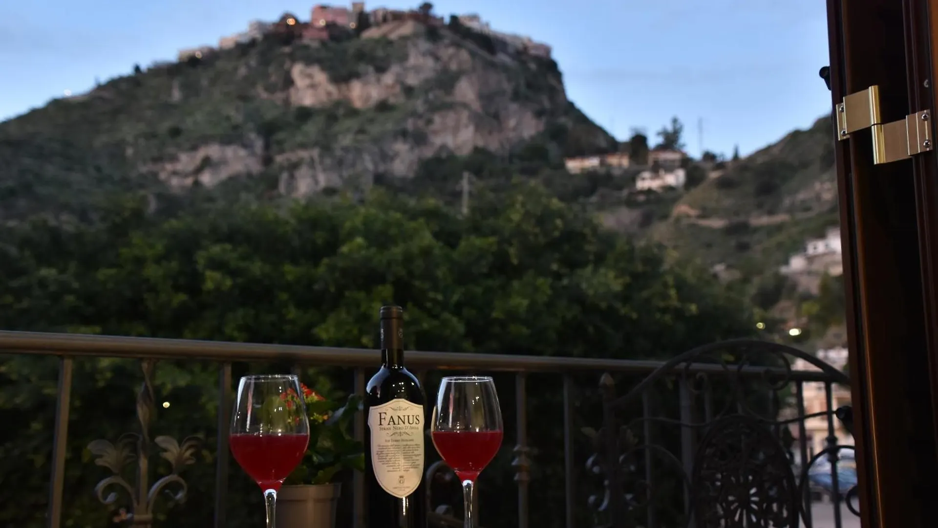 Gloden House Apartments Taormina Italy